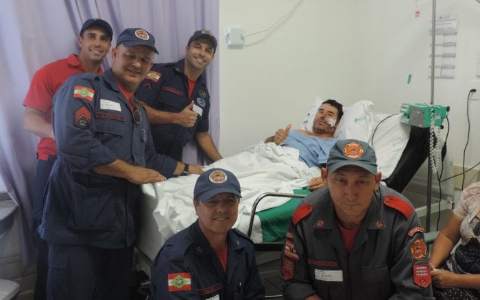 Parte da equipe que participou do resgate com o sobrevivente Ademir José Ferreira - foto do CMBSC
