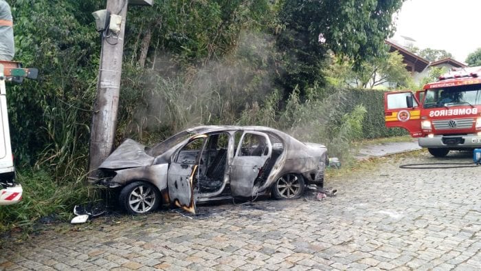 Veículo foi destruído pelas chamas após colisão - CBMSC