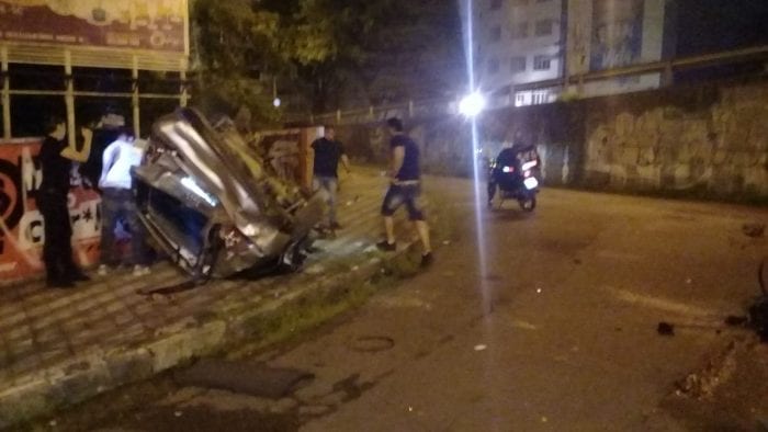 Veículo ficou destruído após cair da Ponte do Tamarindo - foto do leitor