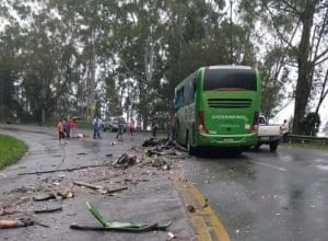 Ônibus teve a parte frontal destruída - foto de Sérgio Guimarães