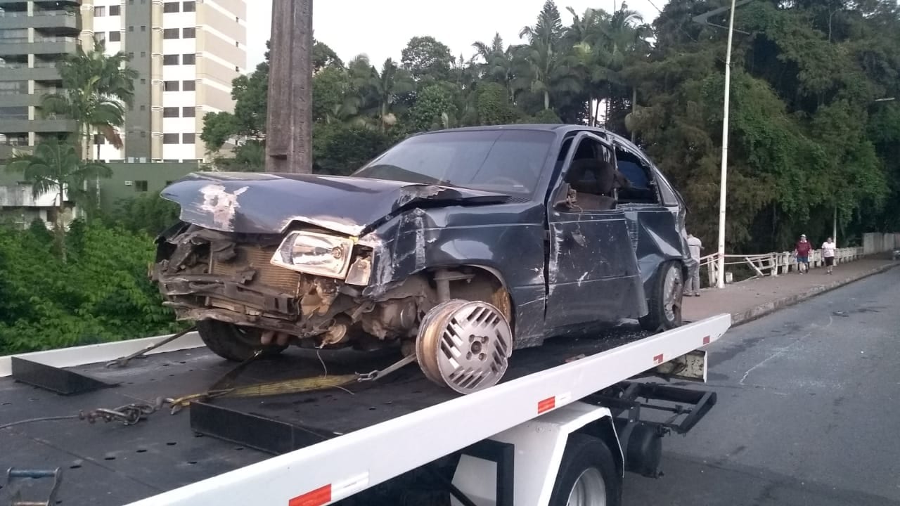 Veículo ficou parcialmente destruído com a colisão - foto de Belmiro Avancini/Menina FM