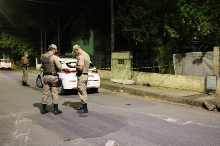 Polícia isolou o local do homicídio - foto de Jefferson Santos/Notícias Vale do Itajaí