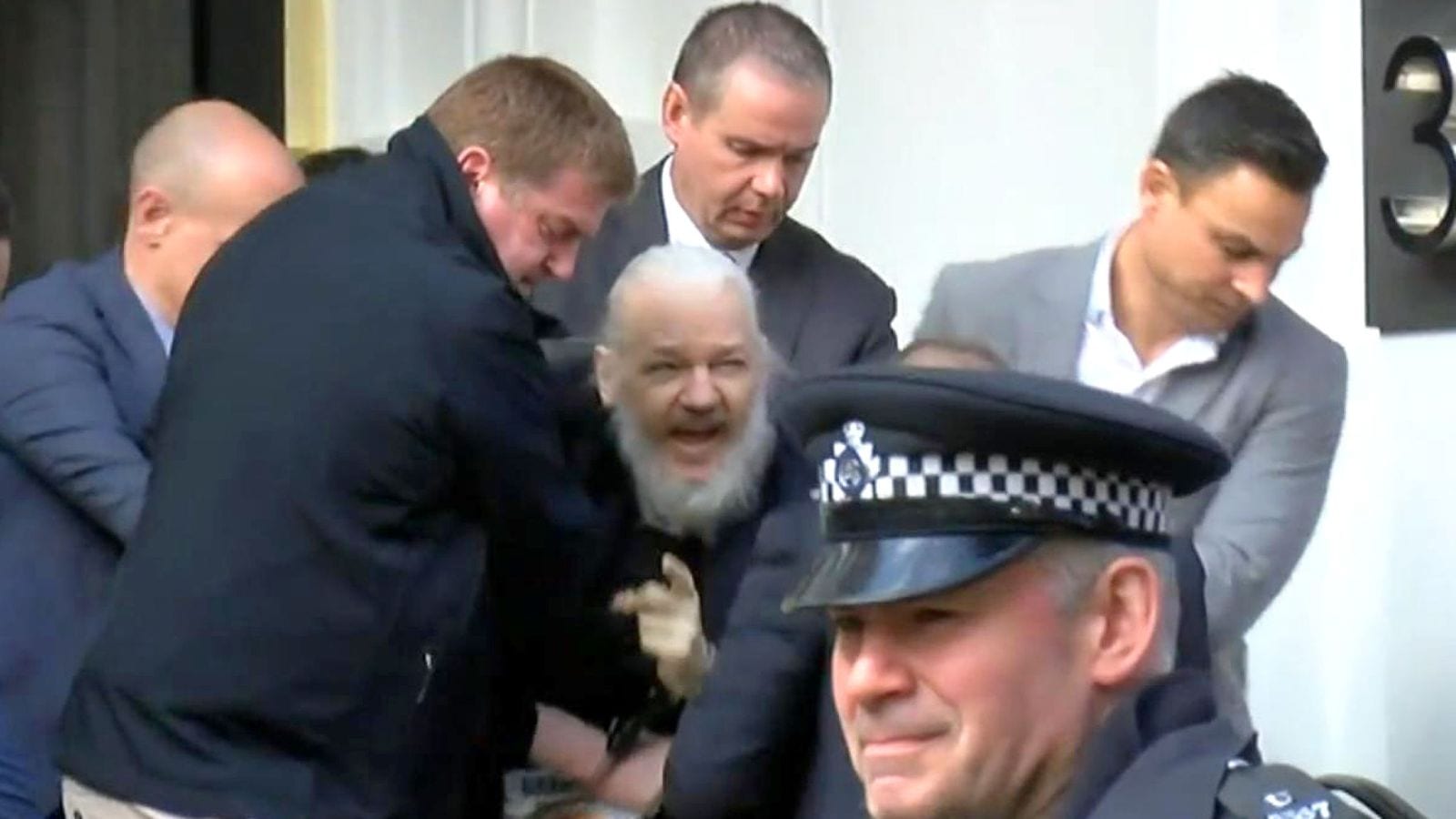 Julian Paul Assange sendo preso