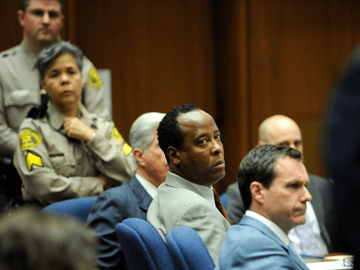 Julgamento na Corte de Los Angeles onde o Dr. Conrad Murray ouviu sua sentença (2011) - foto de KEVORK DJANSEZIAN / THE NEW YORK TIMES