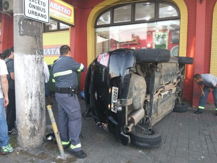 Veículo capotou e ainda atingiu pedestre - foto de Augusto Ittner/Jornal de Santa Catarina