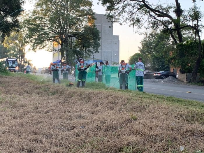 Trabalhadores fazem roçada na Rua Engenheiro Udo Deeke - foto da Prefeitura de Blumenau