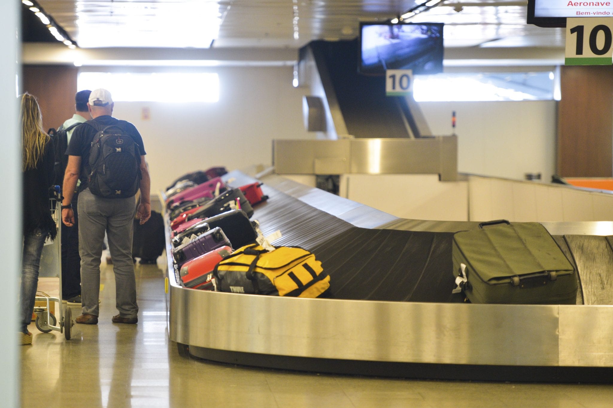 Passageiros retiram malas em aeroporto - foto de José Cruz/Agência Brasil