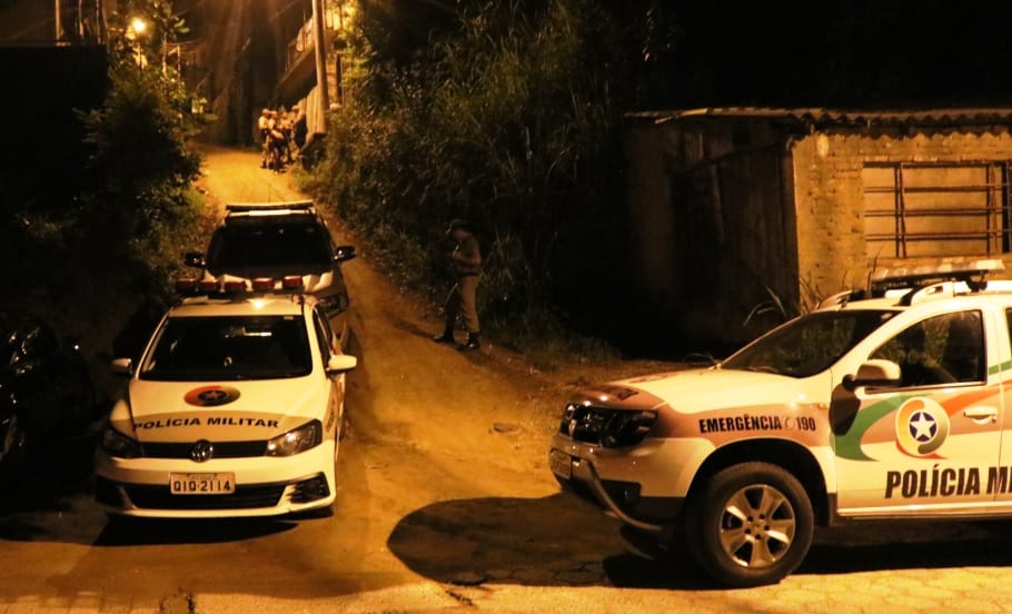 Polícia durante atendimento dos homicídios no bairro Garcia - foto de Jefferson Santos/Notícias Vale do Itajaí
