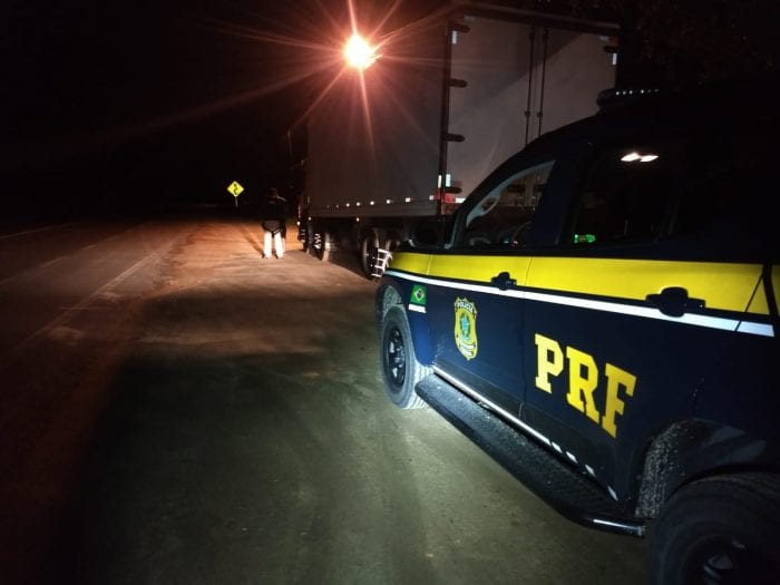PRF aborda caminhoneiro que dirigia embriagado na BR-470 em Apiúna - foto da PRF