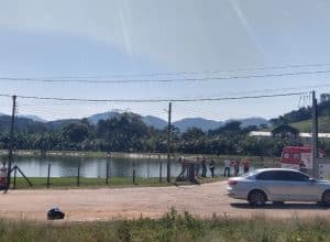 Local onde o veículo caiu em lagoa na Itoupava Central - foto do CBMSC