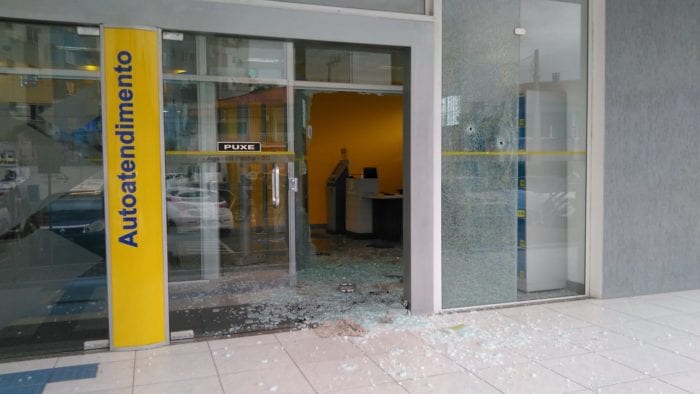 Vidros da agência foram parcialmente destruídos pelos criminosos - foto da internet