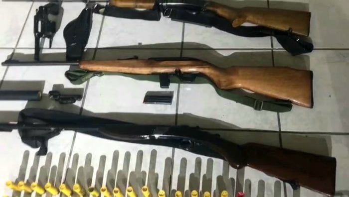 Armas e munições apreendidas em posse de homem no bairro Progresso - foto da PMSC