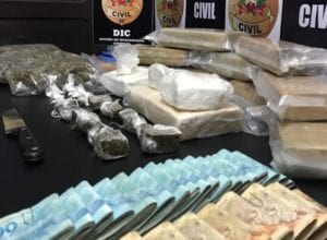 Grande quantia de drogas e dinheiro apreendidos pela Polícia CIvil - foto da PC