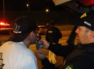 Policial rodoviário durante fiscalização da embriaguez ao volante - foto da PRFSC