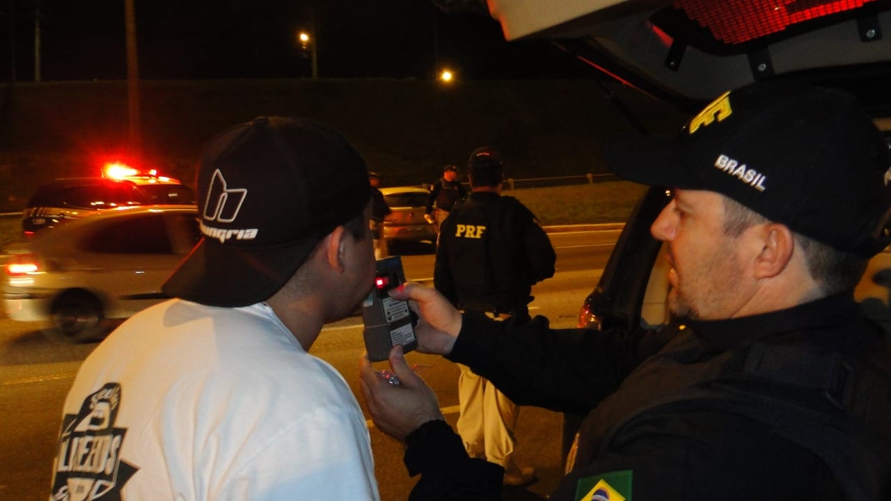 Policial rodoviário durante fiscalização da embriaguez ao volante - foto da PRFSC