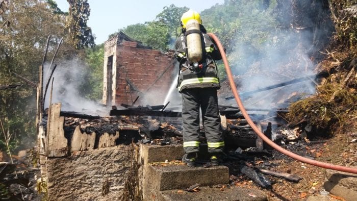 Bombeiros durante combate ao incêndio - Nathan Neumann/Jornal de Santa Catarina