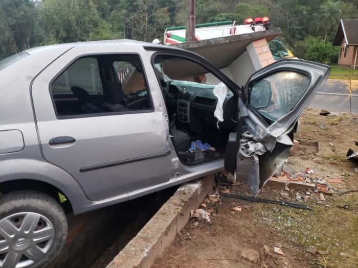 Veículo destruído em acidente que causou óbito nesta quarta-feira - foto de Tatiane Hansen/Jornal de Pomerode