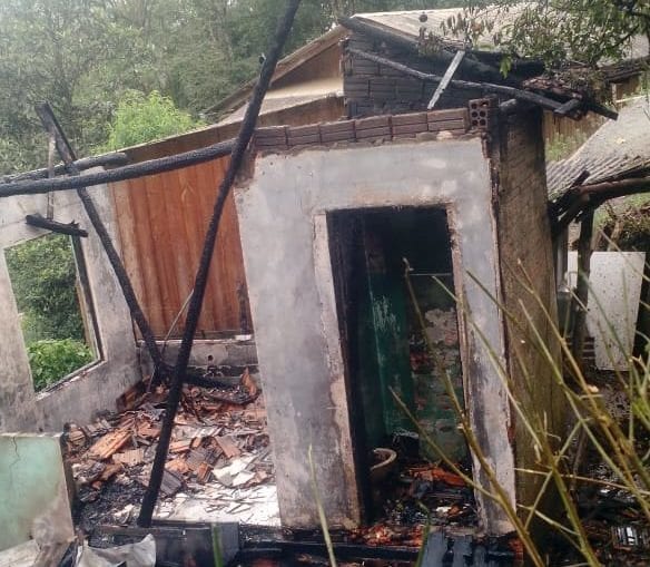 Residência foi destruída por incêndio no bairro Fidélis - foto do CBMSC