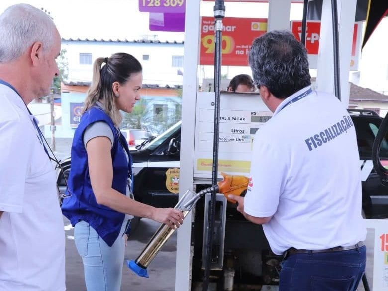 Fiscalização em posto de combustível em Blumenau - foto da Polícia Civil