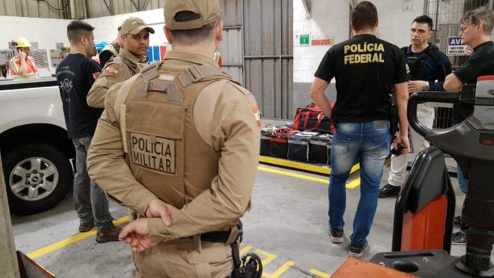 Pesagem da droga encontrada em contêiner no Porto de Navegantes - foto da PM