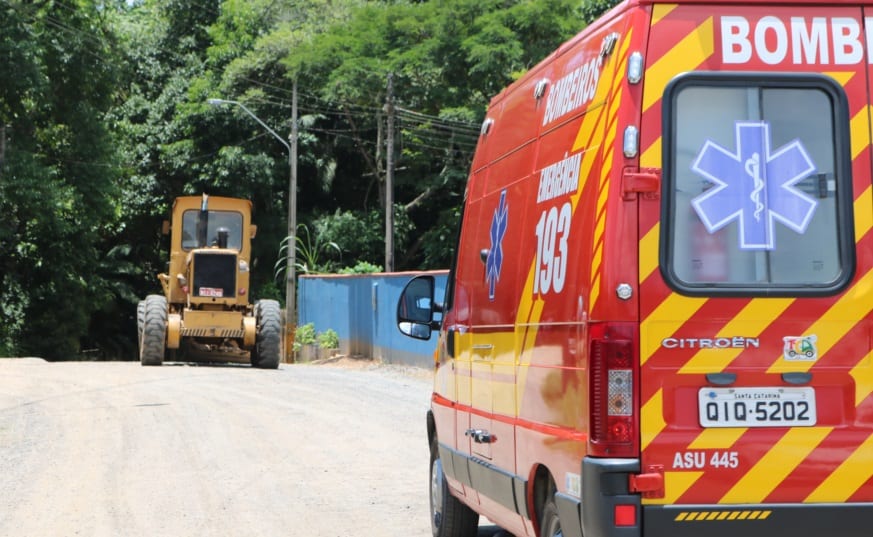 Máquina niveladora após acidente no bairro Passo Manso - foto de Jefferson Santos / Notícias Vale do Itajaí