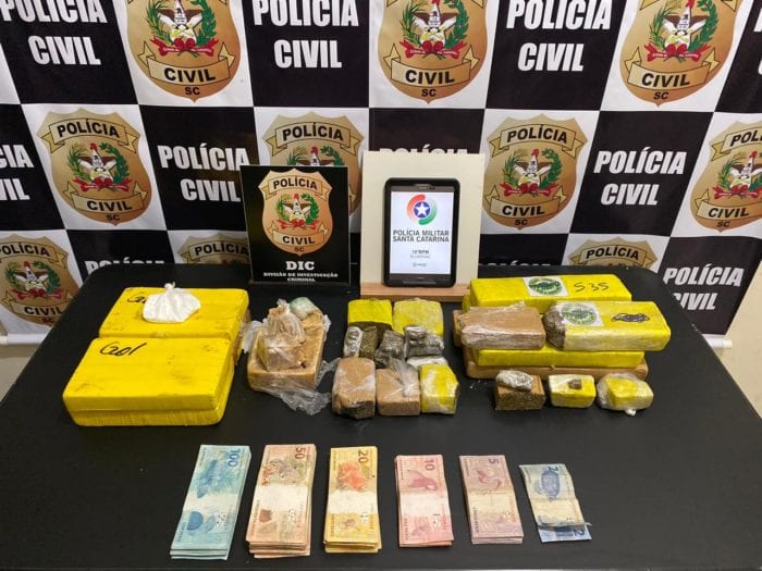 Dez quilos de drogas e dinheiro apreendido em ação - foto da Polícia Civil