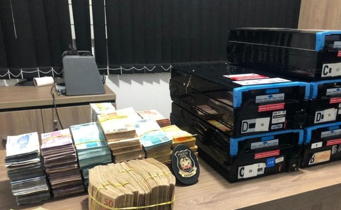 Dinheiro e gavetas de caixas eletrônicos recuperados pelas polícias - foto da Polícia Civil
