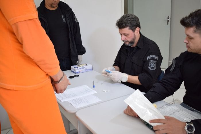 Agentes do DEAP recolhem material genético de detentos para inclusão no Banco de Perfis Genéticos do IGP - foto da Secom