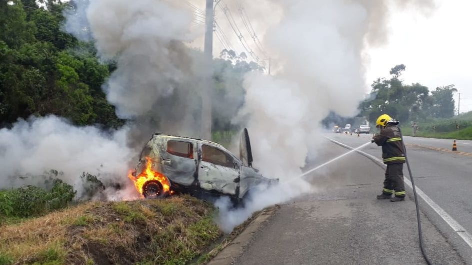 Bombeiro durante combate a incêndio em veículo na Serra da Vila - foto do Corpo de Bombeiros
