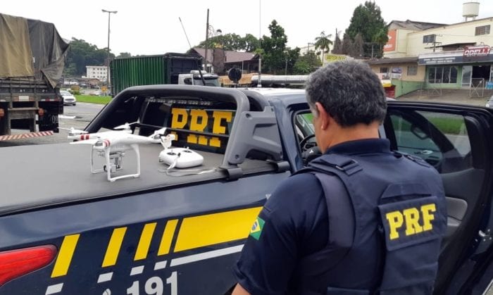 Policial rodoviário durante fiscalização com drone nesta quarta-feira - foto da PRF