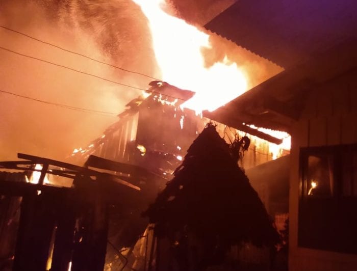 Kitnets são destruídas por incêndio na Itoupava Norte - foto do Corpo de Bombeiros