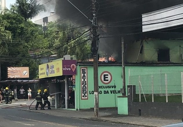 Bombeiros durante combate a incêndio na Rua João Pessoa - foto da internet