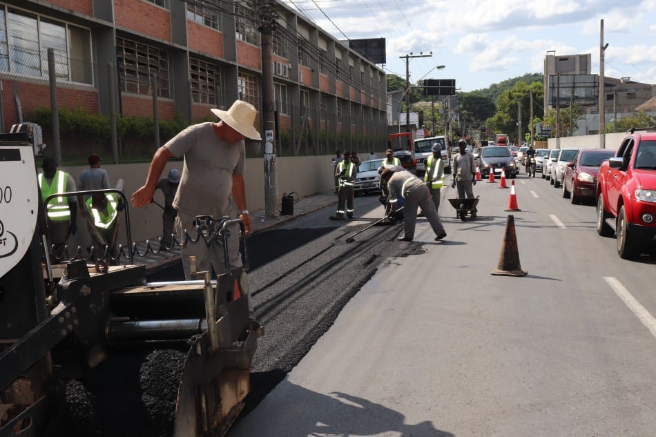 Prefeitura realiza recuperação asfáltica em corredores de serviço da cidade - foto de Marcelo Martins