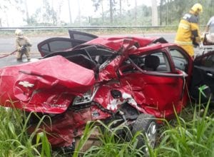 Veículo Chevrolet Prisma foi destruído em colisão - foto dos BVI