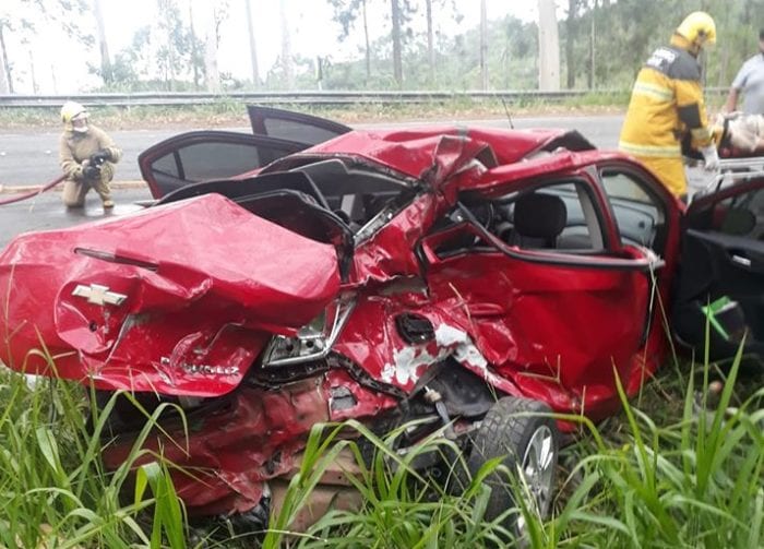 Veículo Chevrolet Prisma foi destruído em colisão - foto dos BVI