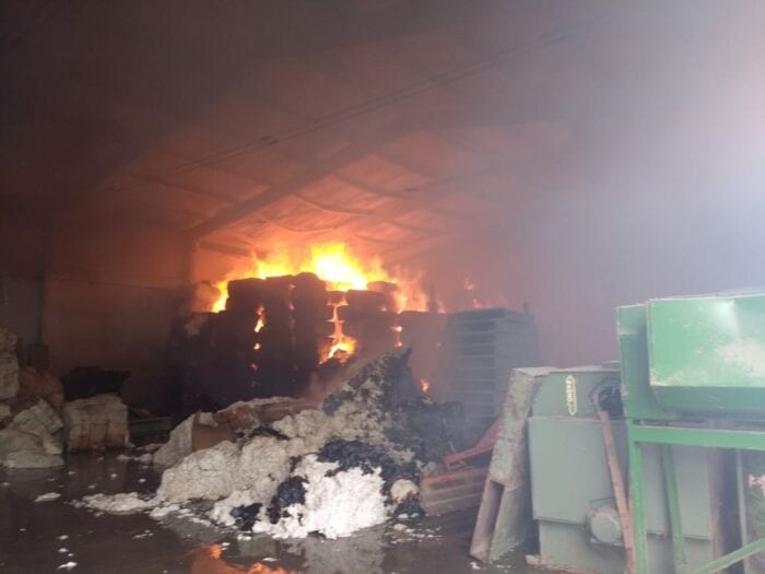 Bombeiros durante combate a incêndio em indústria de Botuverá - foto do Corpo de Bombeiros