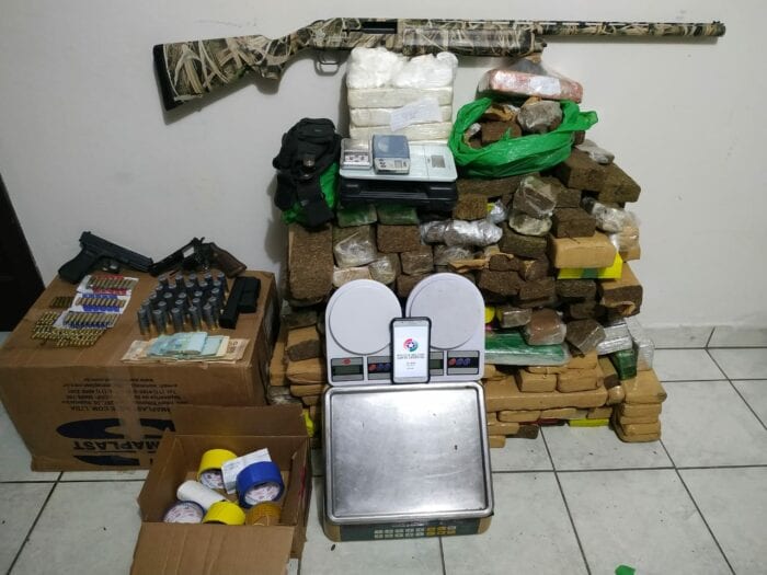 Drogas e armas apreendidas no bairro Fortaleza - foto da Polícia Militar