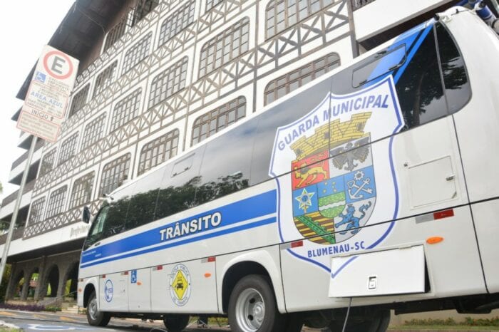 Ônibus foi adquirido com recursos das multas de trânsito - Michele Lamin