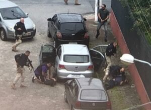 Policiais durante prisão de quadrilha em São José - foto das redes sociais