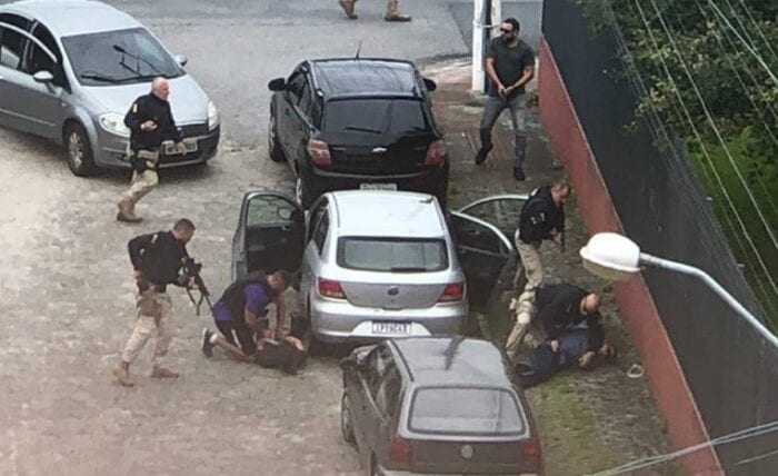 Policiais durante prisão de quadrilha em São José - foto das redes sociais