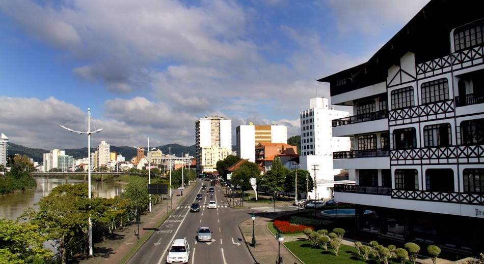 Avenida Beira Rio em frente a Prefeitura de Blumenau - foto de Marcelo Martins