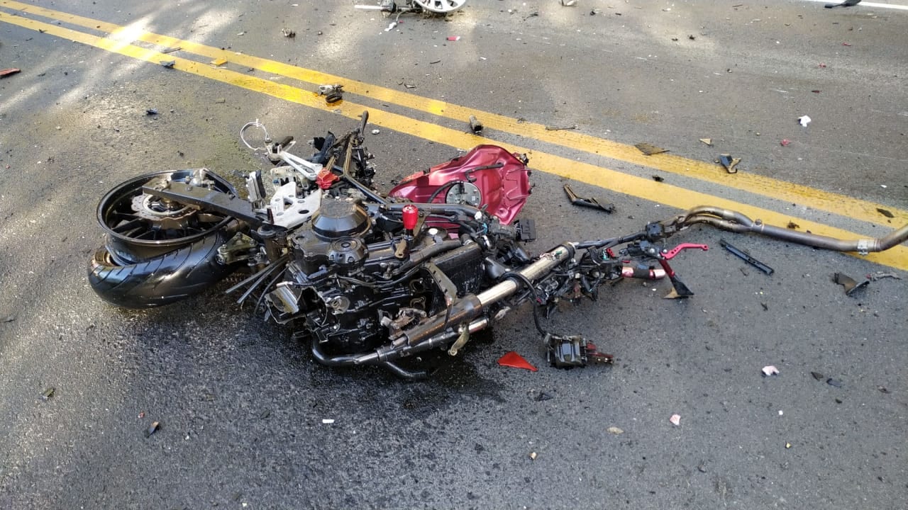 Motocicleta envolvida em acidente na BR-470 em Lontras - foto da PRF