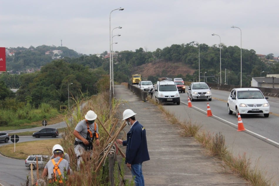 Investimento do município na reposição dos postes e de luminárias no trevo da Mafisa - foto de Marcelo Martins