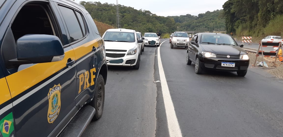 Polícia Rodoviária fiscaliza motoristas que furam a fila pelo acostamento - foto da PRF