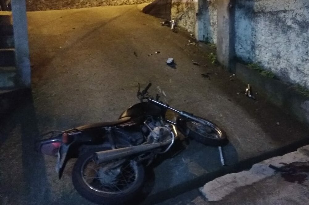 Motocicleta de vítima em acidente envolvendo embriagado na Escola Agrícola - foto da Guarda de Trânsito