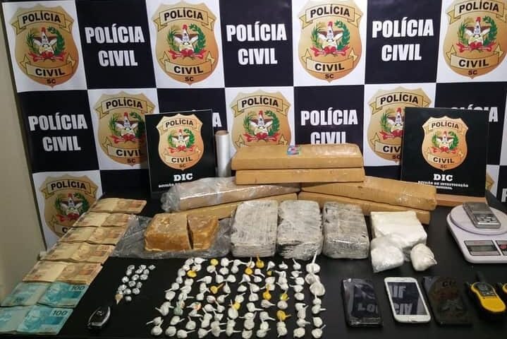 Drogas encontradas com traficantes - foto da Polícia Civil