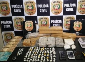 Drogas encontradas com traficantes - foto da Polícia Civil
