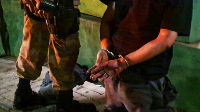 Homem preso por policial em Blumenau - foto da Polícia Militar