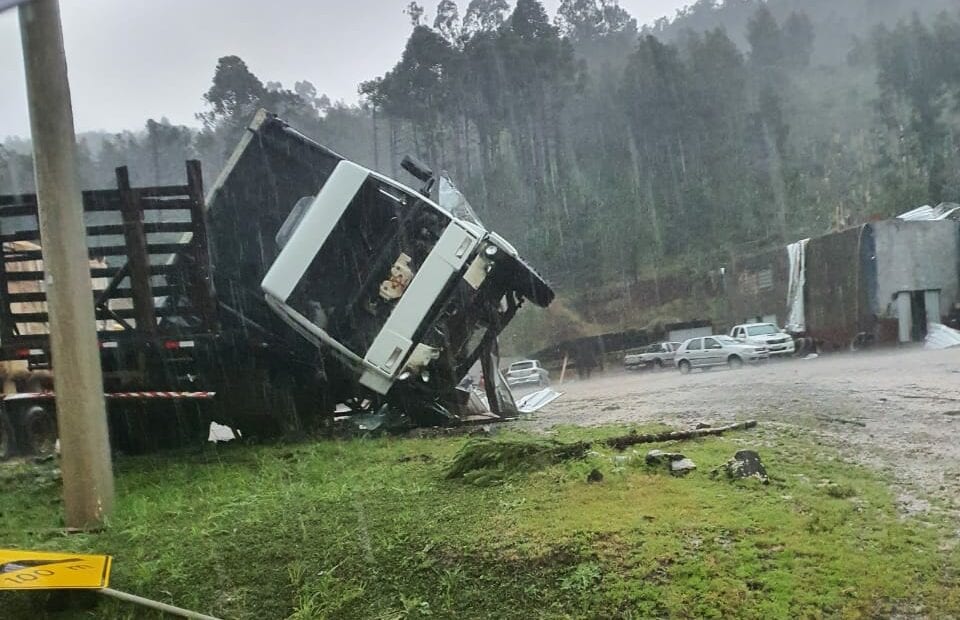 Caminhão parcialmente tombado em Tangará - foto das redes sociais