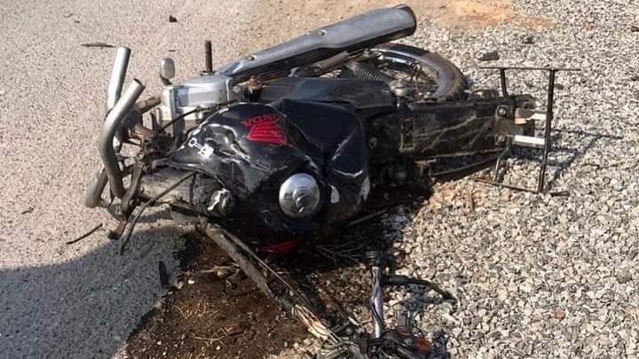 Motocicleta de vítima destruída após colisão - foto do CBVN